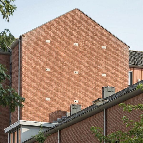 A building with buil-in bricks for swifts. A classic example of nature-inclusive construction.