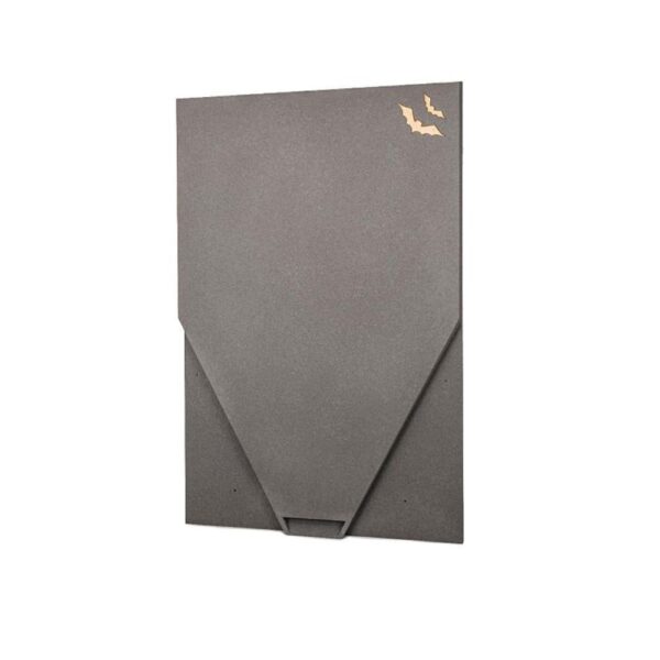 Abbildung eines großen Nistkastens für Fledermäuse aus grauem Holzbeton für Mutterschaftskolonien