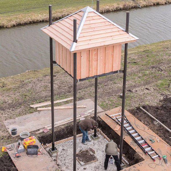 VCA-Gecertificeerd-Vivarapro Afbeelding van een maatwerk faunatoren van vivara pro die wordt geplaatst door het plaatsing team van Vivara Pro