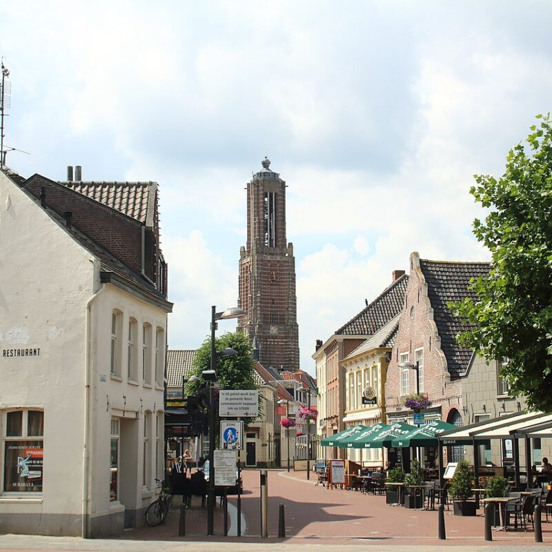 Oelemarkt_Weert Deze afbeelding toont de oelemarkt en de Martinustoren. Een marktplein en een kerk in de gemeente Weert