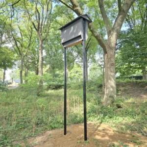Afbeelding van een paalkast voor vleermuizen in een bos